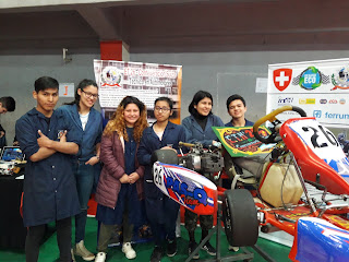 Se ve posando de pie a alumnos de la escuela técnica 26. junto a ellos un prototipo de Karting a motor armado en clases