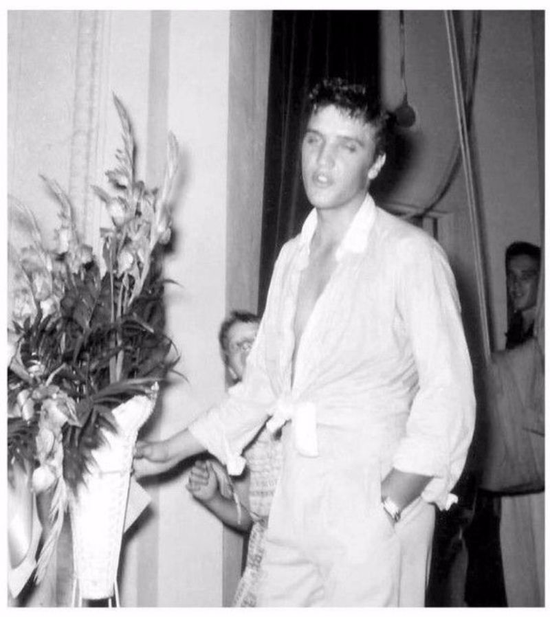 30 Candid Snapshots of a Young Elvis Presley During the 1950s ~ Vintage
