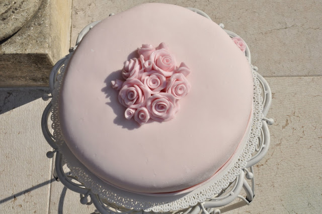 torta rosa con rose