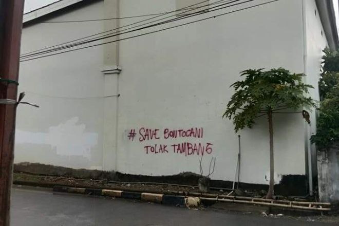 Tembok Rumah Bupati Bone Dicoret Orang, Ada Tulisan Tolak Tambang Bontocani