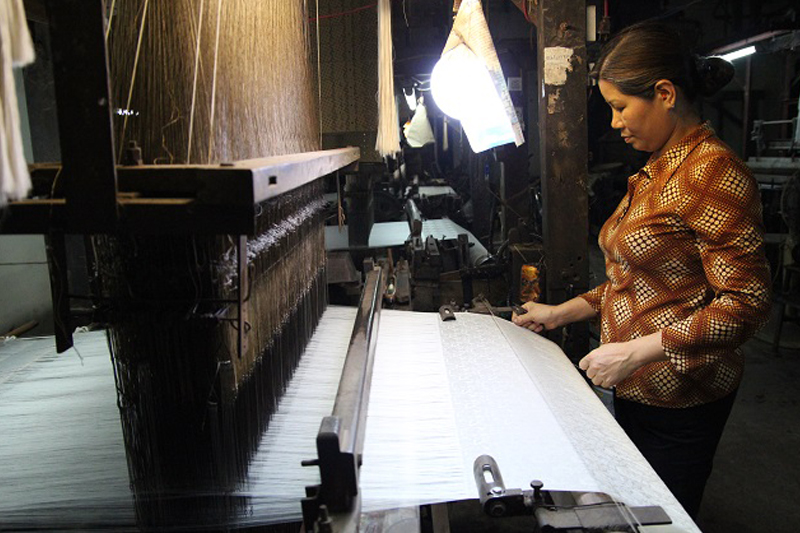 Công đoạn dệt lụa