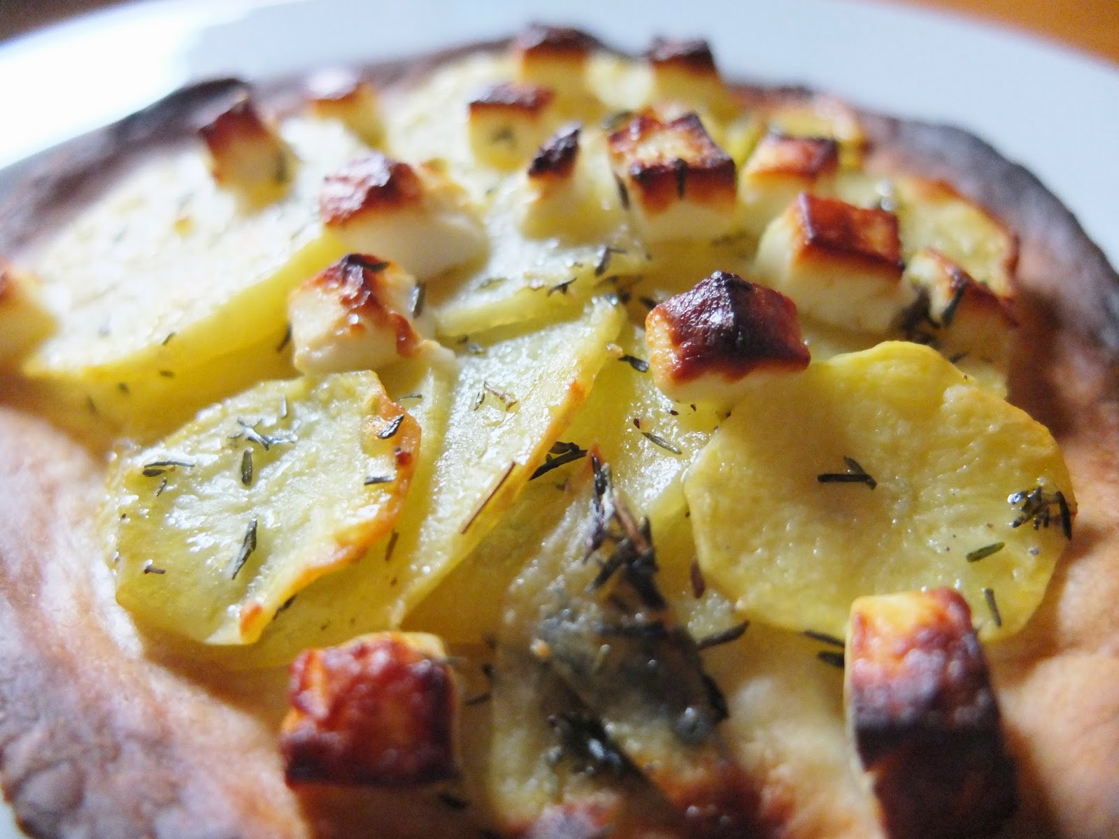 Mini-Pizza mit Kartoffeln und Feta