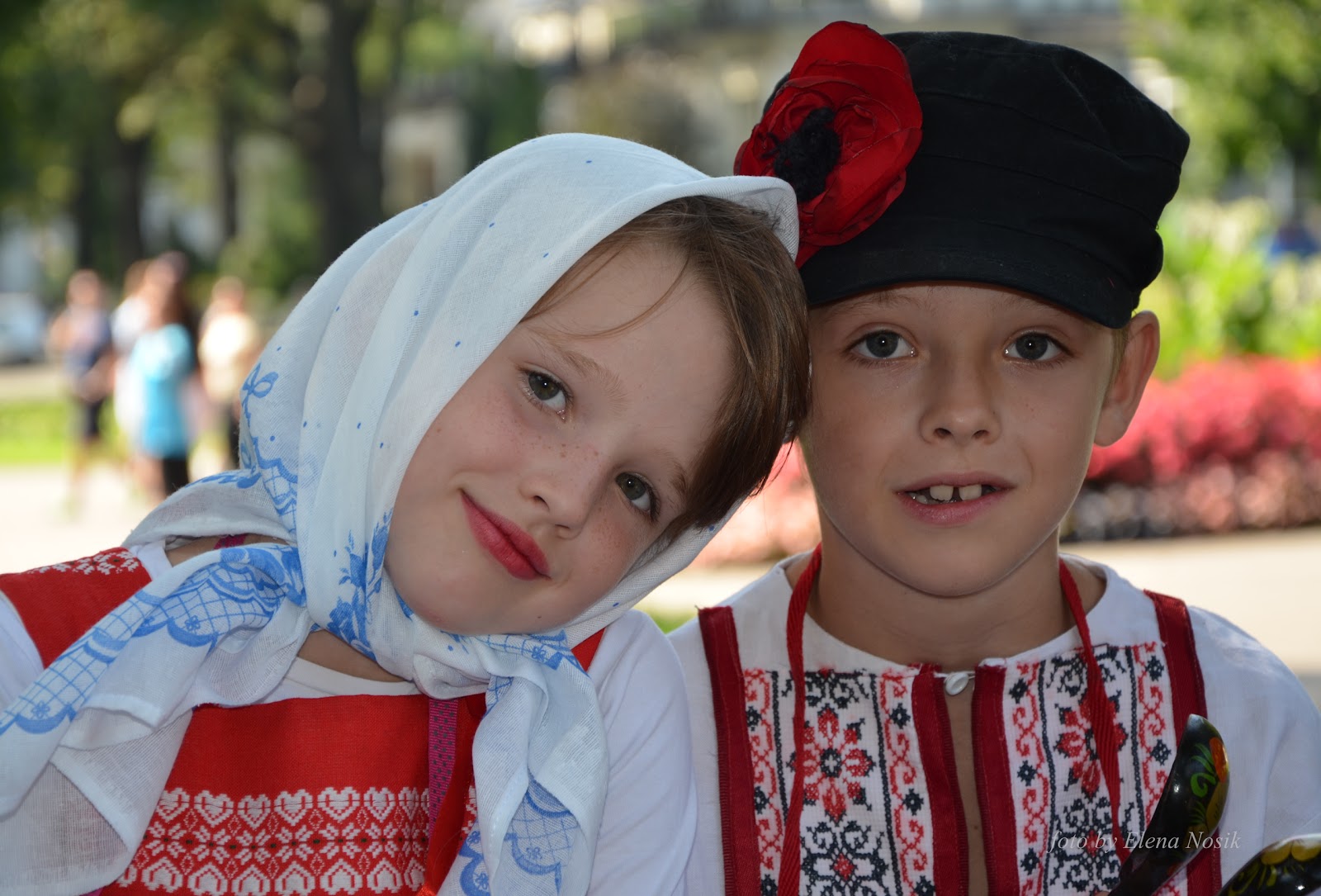 славянские дети. русский национальный костюм для детей. славянский ребенок мальчик. фольклорные традиции. дети в национальных костюмах.