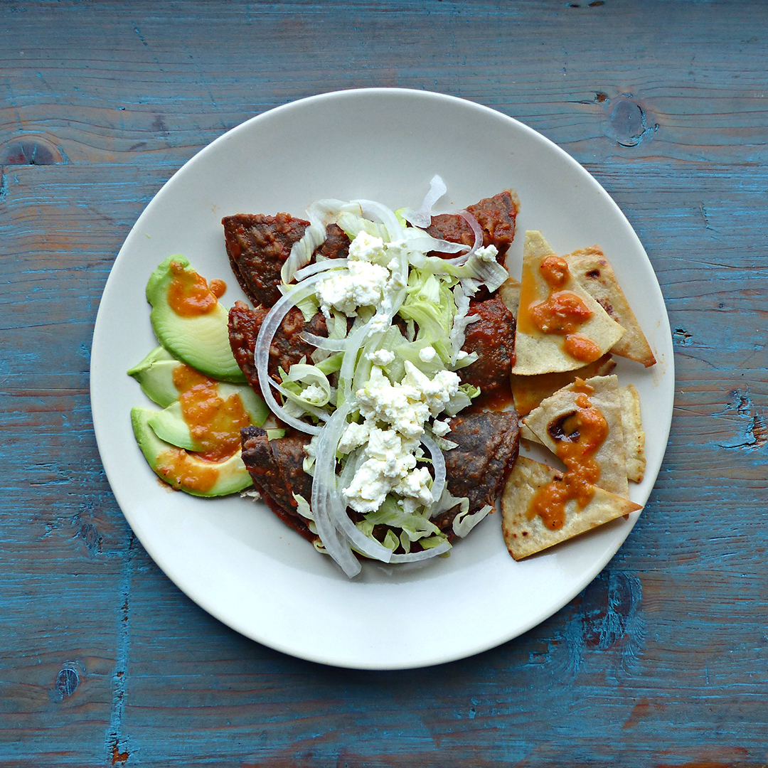 Tortillas de maíz azul y unas enchiladas rojas Hierbas y especias