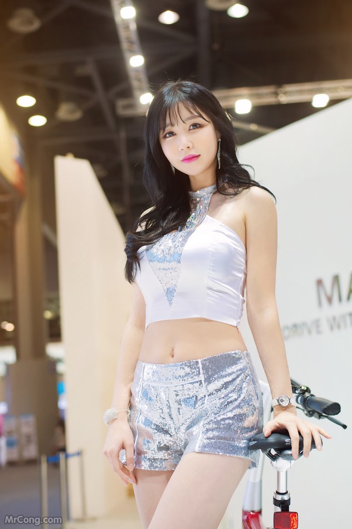 Beautiful Hong Ji Yeon at the 2017 Seoul Motor Show (146 pictures)