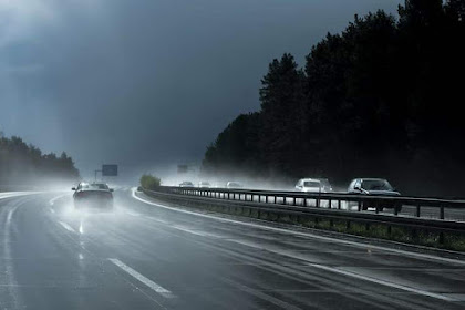 Hindari Aquaplaning atau Hydroplaning Saat Berkendara Di Musim Penghujan