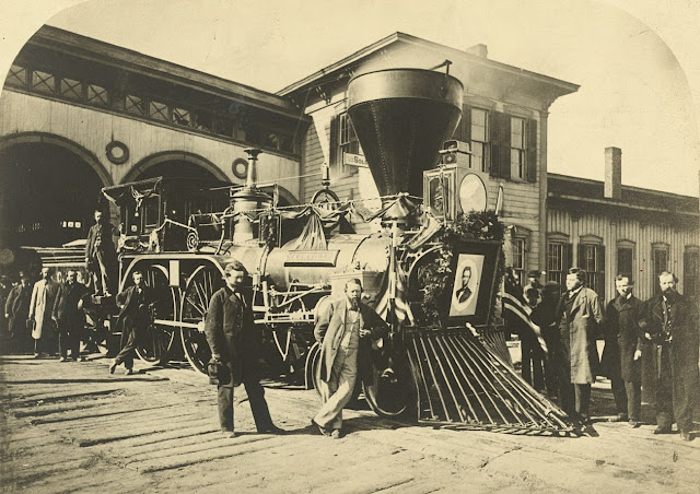 Локомотивом траурного поезда Авраама Линкольна стал Louisville & Nashville типа 4-4-0, модернизированный специально для такого случая.
