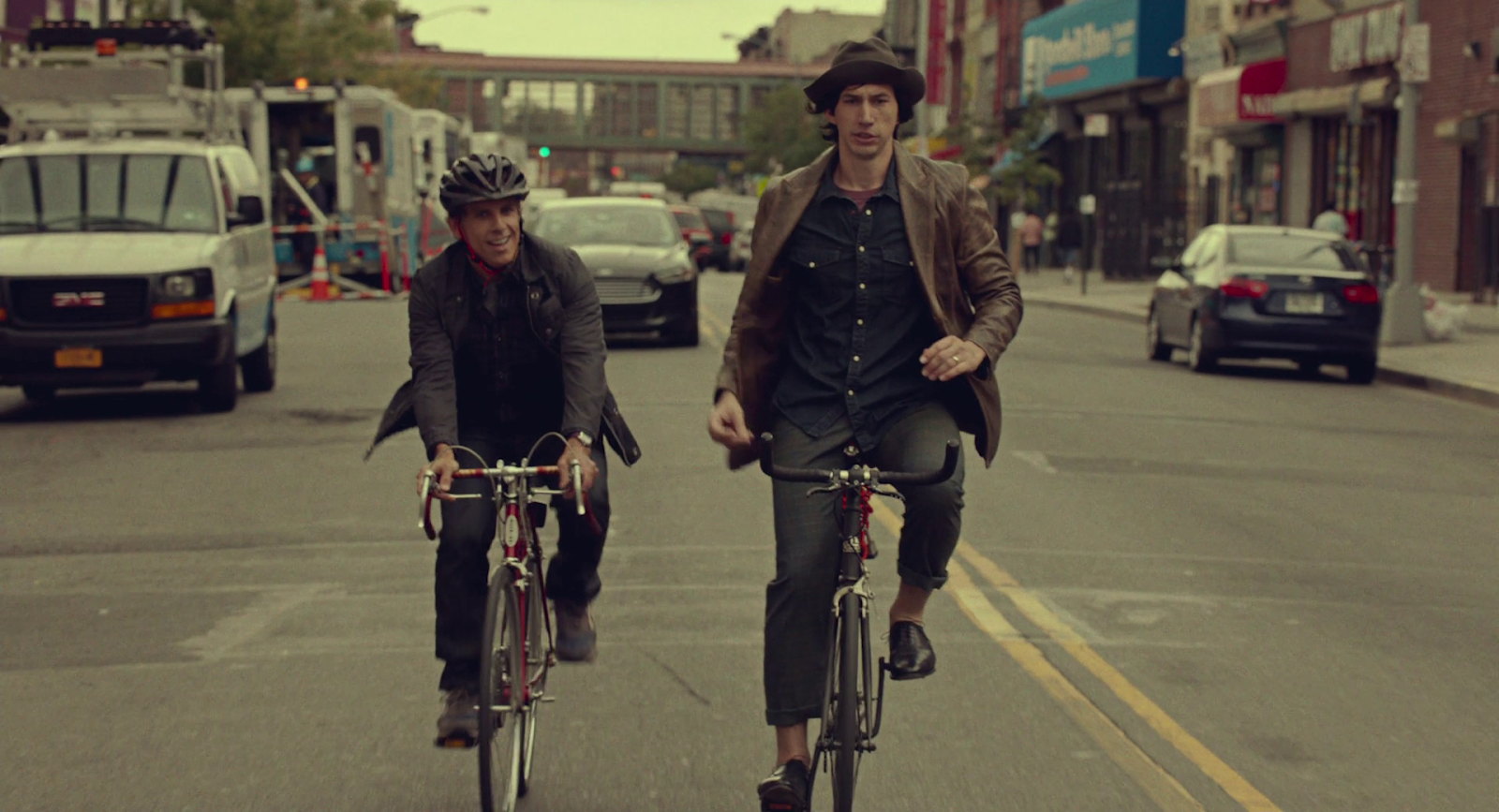 Пока мы здесь фильм 2017. Crosswalk street. Люди со смартфонами на улице. Комедия про модников бен стиллер. While we look.