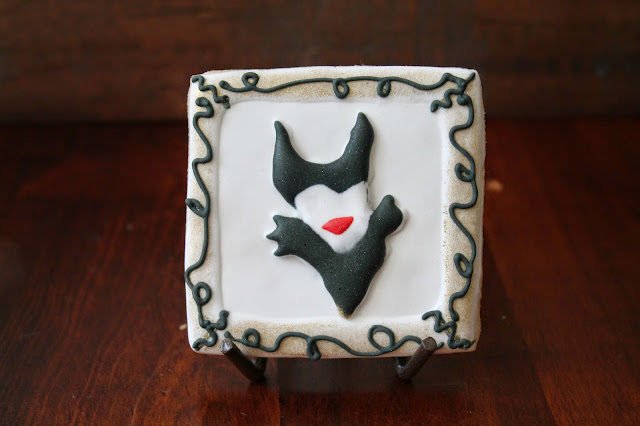 royal icing transfers,Como hacer galletas de Maléfica,Maleficent cookies,Sleeping  beauty cookies, cookie decorating blogs, cookie decorating ideas, how to make royal icing transfers, royal icing transfers how to