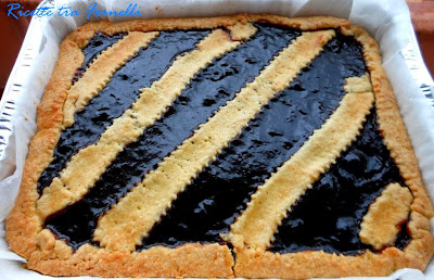 crostata con confettura di ciliegie