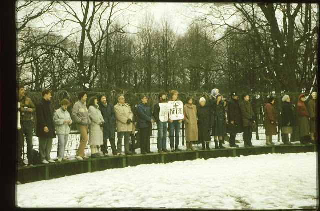 27 апреля 1988 года. Парк имени Кирова. Участники акции протеста против строительства метро в Риге