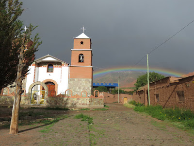 Regenbogen über der Pfarrkirche in Esmoraca Bolivien