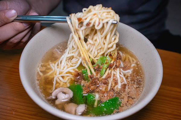30年老麵店又搬回延平市場囉|煮麵媽媽傳承下來的意麵滷味|肉燥飯也回來了
