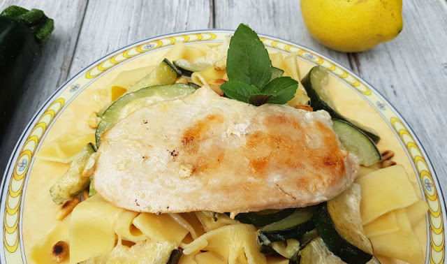 Rezept: Hähnchenschnitzel in milder Zucchini-Zitronensauce. Der mild-frische Geschmack ist genau das richtige für ein Familiengericht im Sommer, die Zubereitung geht ganz einfach.