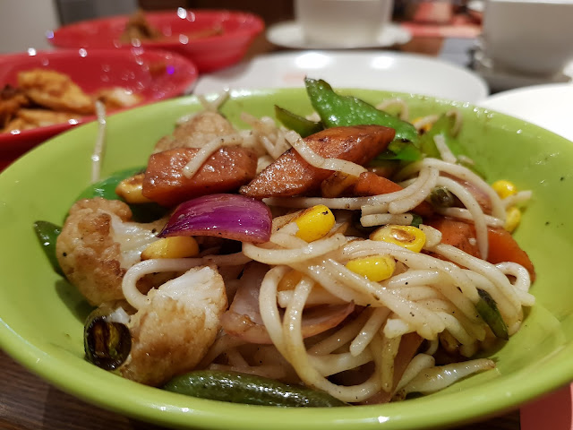 food blogger dubai barbeque nation indian barbecue stir fried veg with noodles