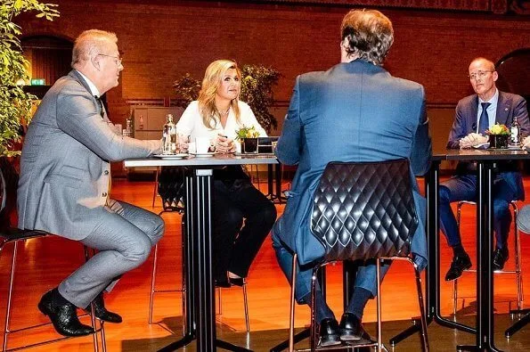 King Willem I Prize in the Beurs van Berlage. Queen Maxima wore Natan jumsuit and diamond earrings, ginvito rossi suede pumps