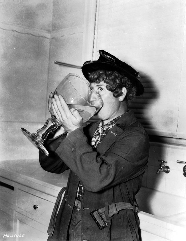 Intimate Photos of Harpo Marx at Home After Filming “A Day at the Races