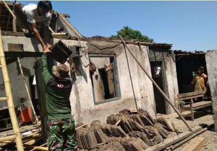 Rumah Sutaryo Diperbaiki TNI Dan Warga