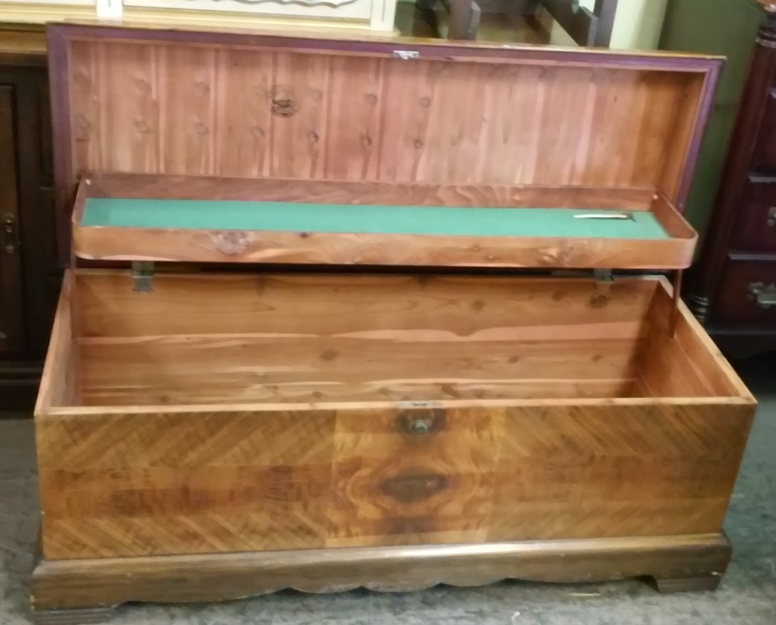 UHURU FURNITURE & COLLECTIBLES SOLD 277 **BARGAIN BUY** Roos Deco