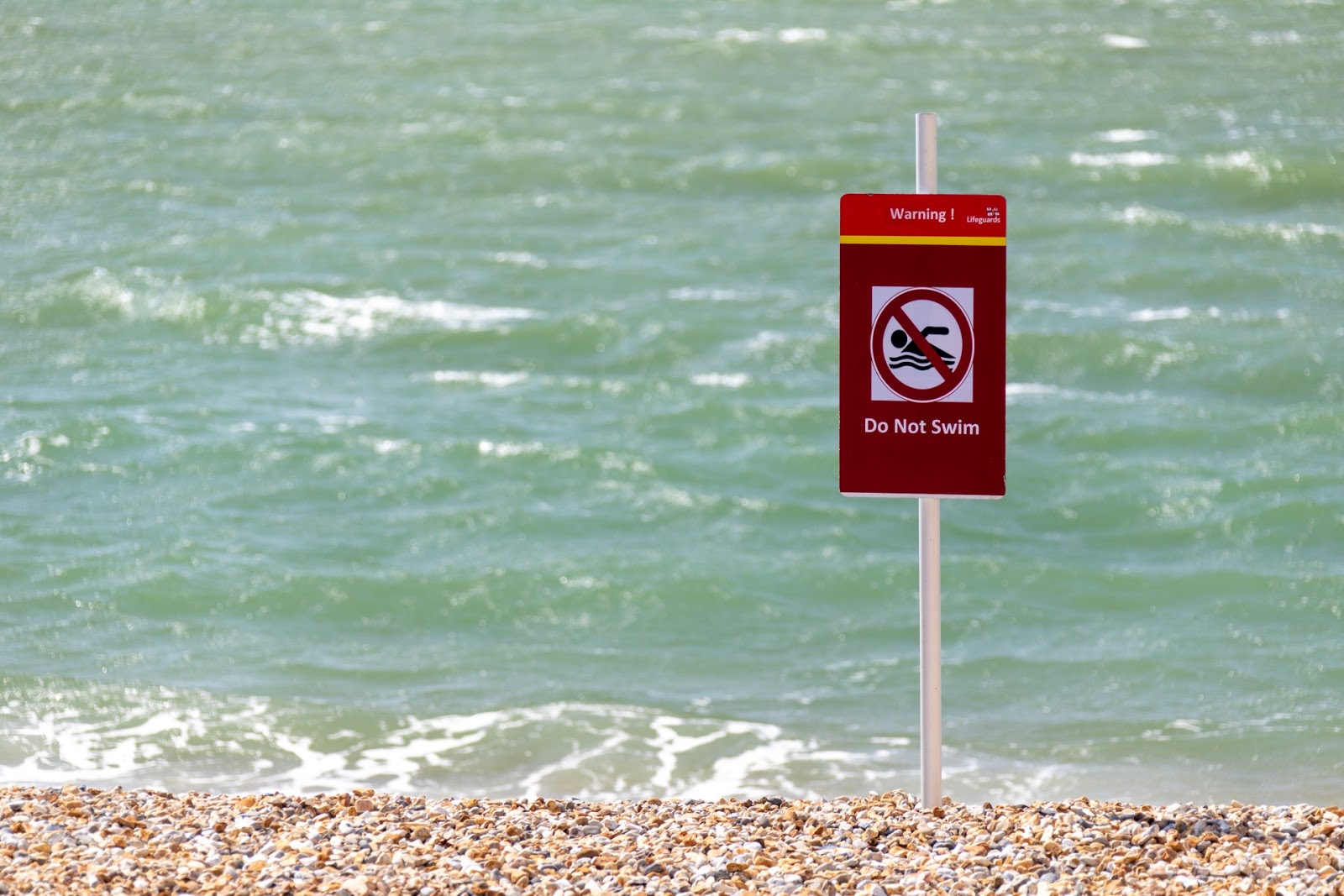Зеленый купаться. Табличка на пляже. Знаки безопасности на пляже. Купаться запрещено табличка. Знак «пляж».