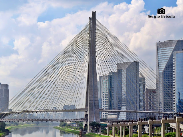 Close-up da famosa Ponte Estaiada - Octávio Frias de Oliveira - São Paulo