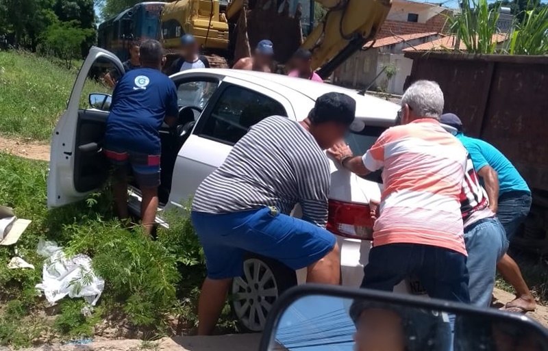 Brumado: Veículo é atingido por trem no Bairro Dr.Juracy Brumado: Veículo é atingido por trem no Bairro Dr.Juracy