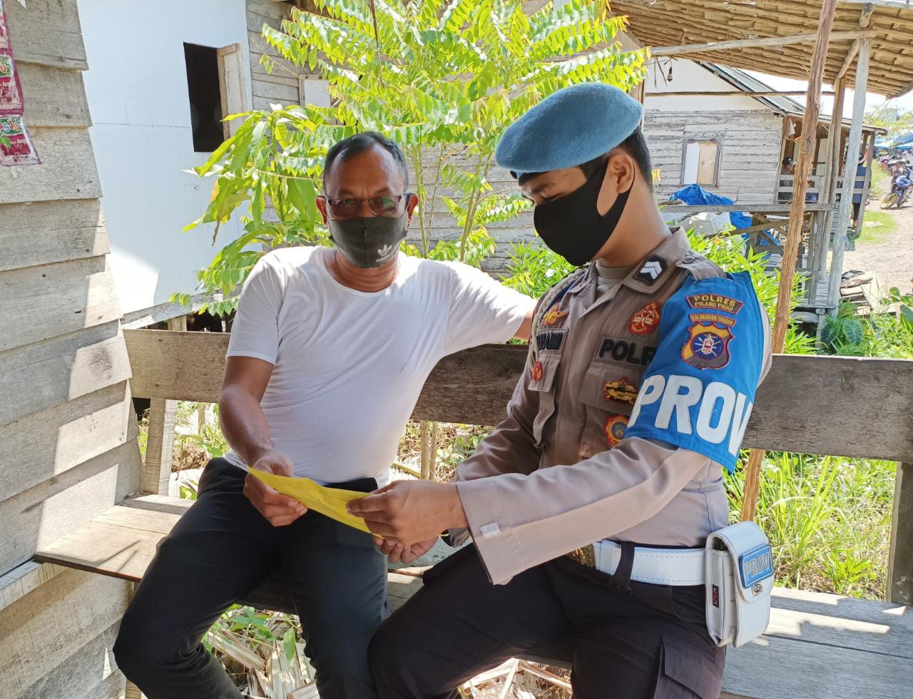 Cegah Penyebaran Virus Corona, Personel Polsek Kahayan Kuala Lakukan Sosialisasi Protokol Kesehatan