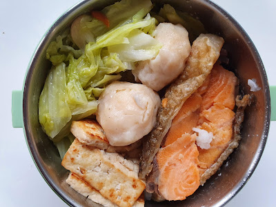 今日午餐：鮭魚、高麗菜、魚丸、煎豆腐，2021.01.07。