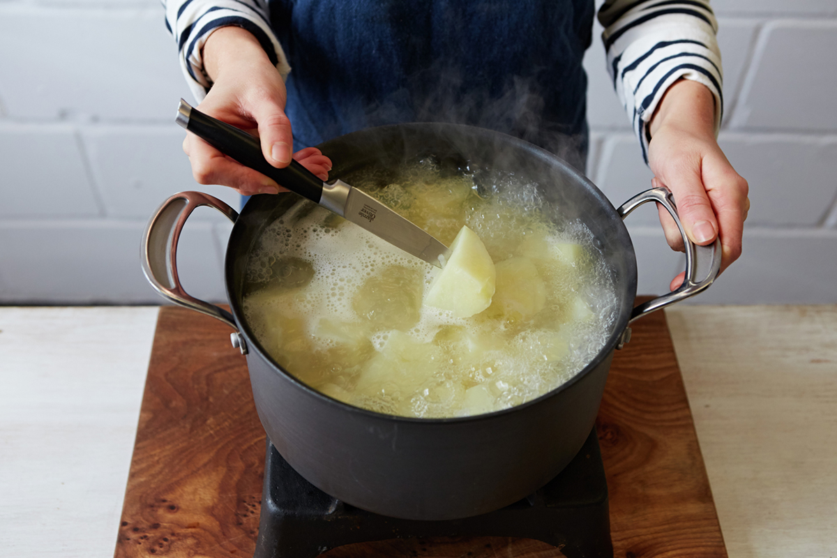 Картошку залило водой. Кастрюля варится. Вареная картошка в кастрюле. Картофель в кипящей воде. Картошка в кастрюле с водой.