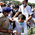 UP, Rahul Gandhi march to Hathras राहुल व प्रियंका गांधी समेत 203 के खिलाफ FIR 