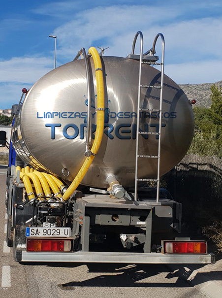 Transporte de agua en camiones cuba en Mislata