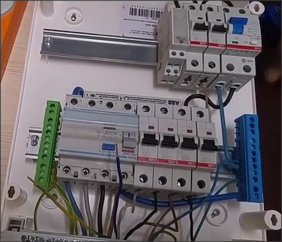 شرح كامل بالصوت والصورة فى تركيب لوحات توزيع الكهرباء فى المنزل لشبكة 230 و 400 فولت مع تركيب كاشف الخطأ Safa7 Coursat