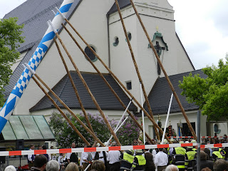 Maibaum Aufstellen Großhadern