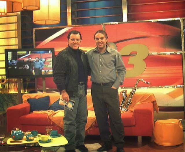 O músico Ricardo Verdelho com o ator Tony Ramos, no programa Às 2 por 3 das tardes da SIC