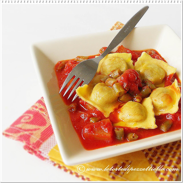 Ravioli con patate e fagiolini al sugo