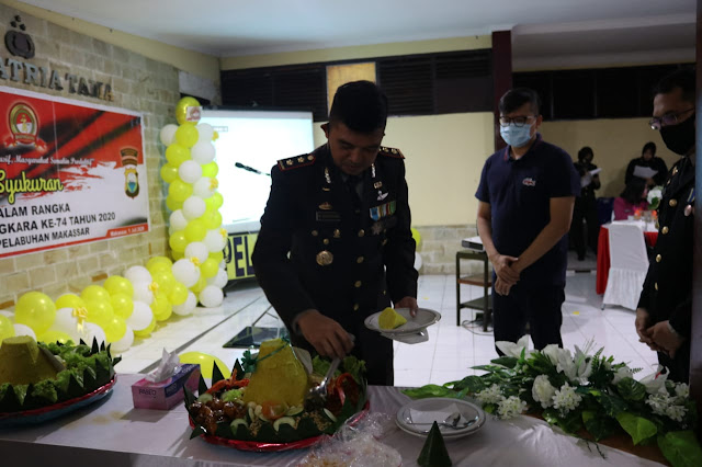 Hari Bhayangkara ke-74, Polres Pelabuhan Makassar Gelar Syukuran Potong Tumpeng