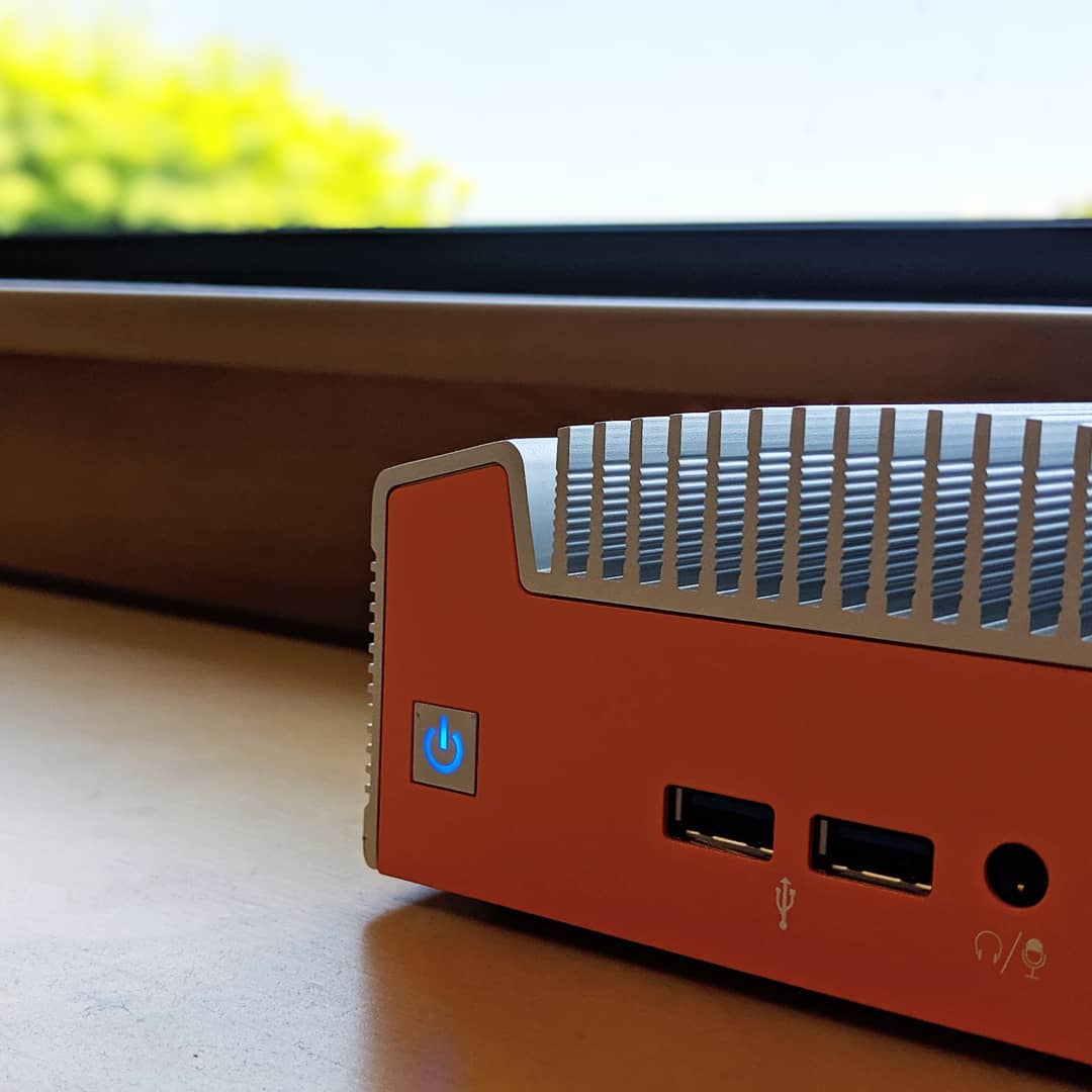 FanlessTech The orange computer
