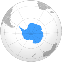 Континент, расположенный на самом юге Земли, центр Антарктиды примерно совпадает с южным географическим полюсом.