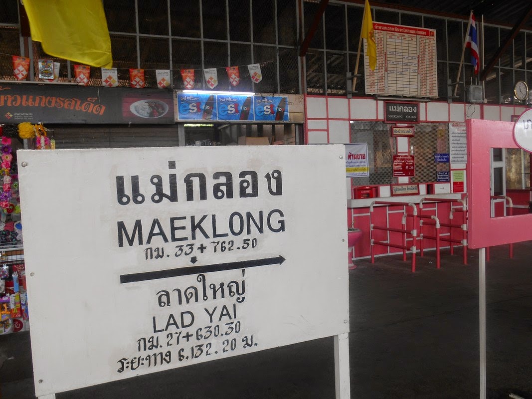 mercato mae klong thailandia