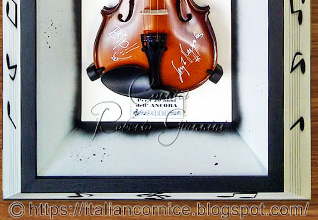 Dettaglio della teca in cui è conservato il violino