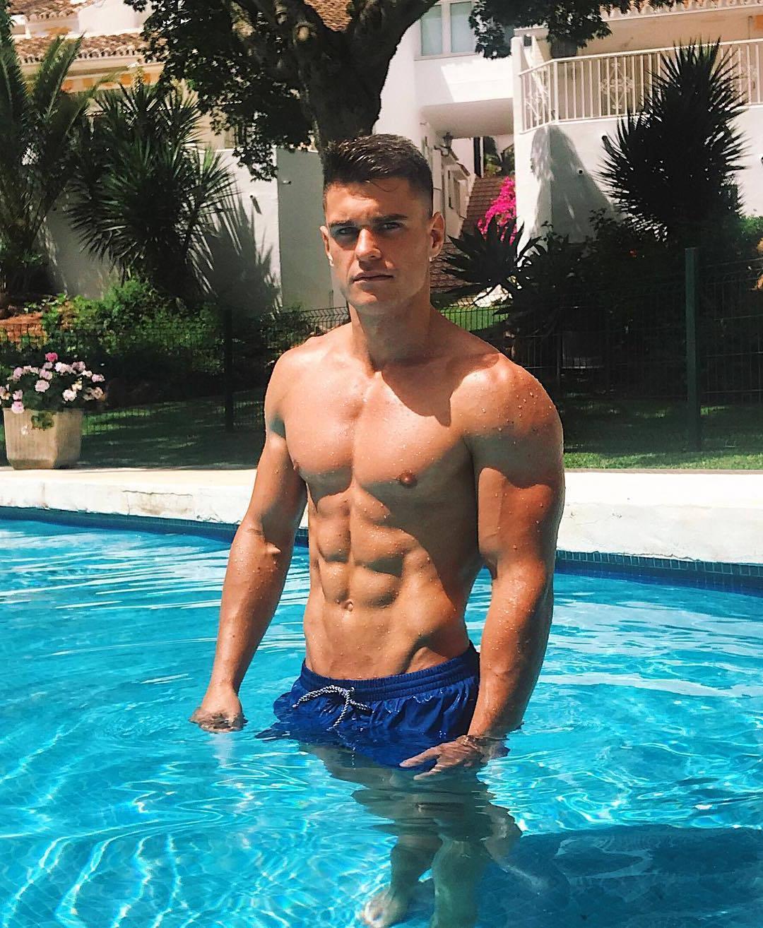 hotfitwetguyspoolfitbodyabs