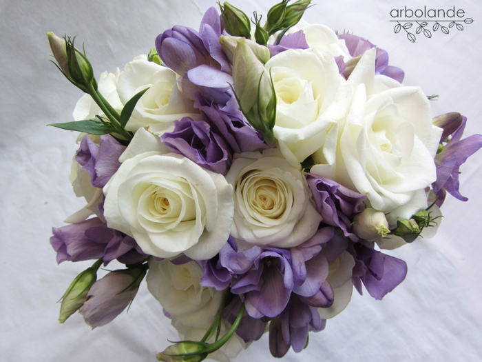 Ramo+novia+morado+blanco_Arbolande+3.JPG