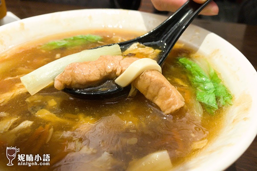 【淡水美食】黑殿飯店。半世紀的懷舊排骨飯