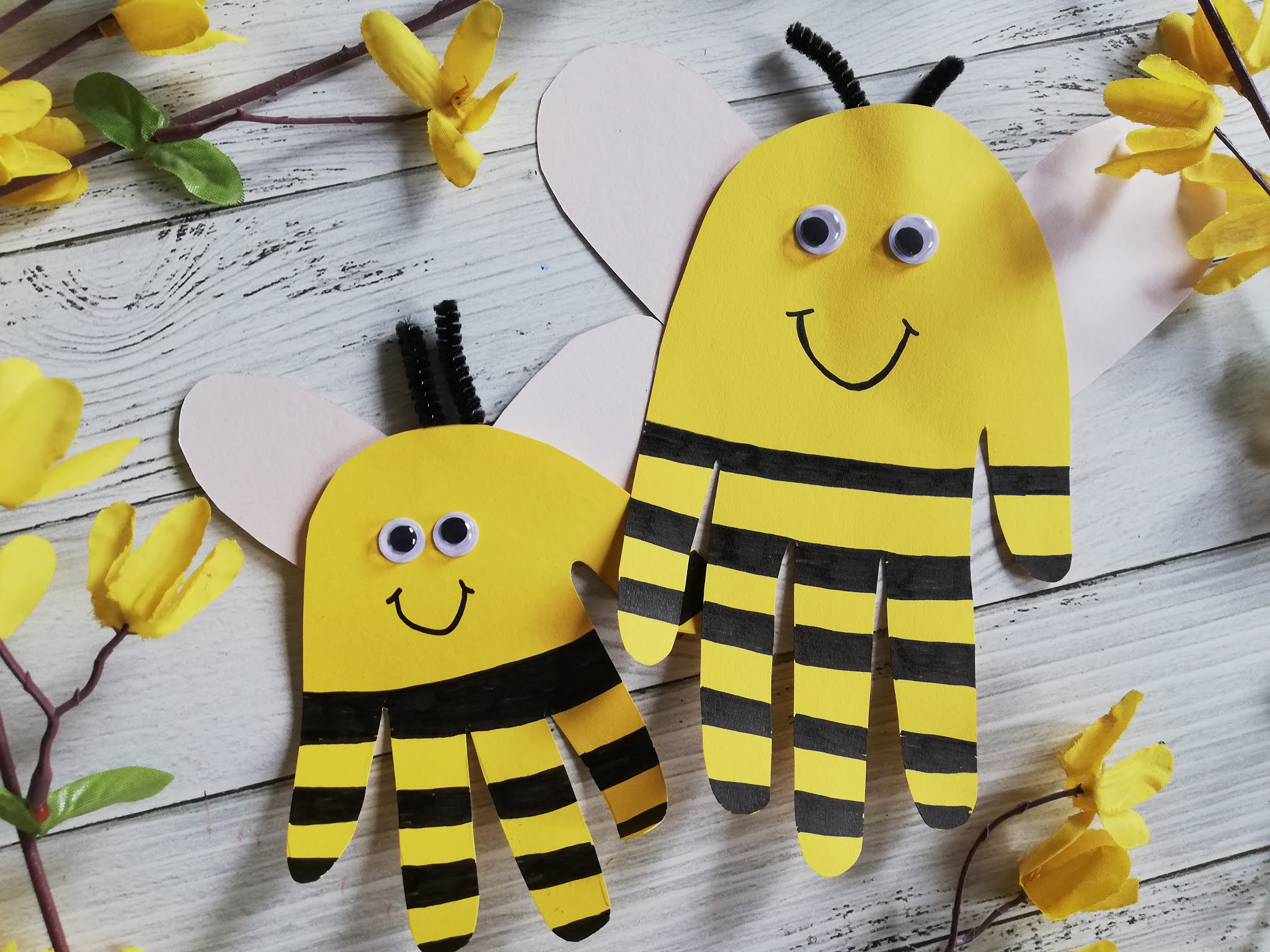 Familie und mehr : Bastelidee: Bienen mit Handabdrücken