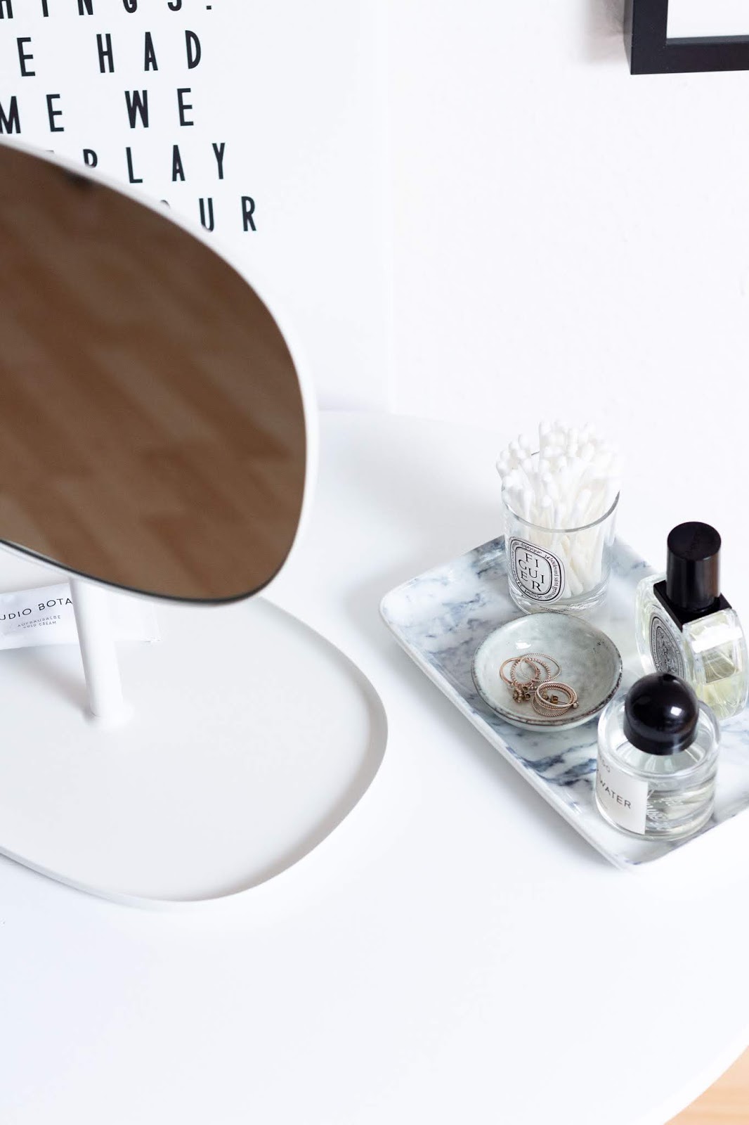 Interior | Eine neue Schminkecke mit dem Normann Copenhagen Flip Spiegel | www.scandiinspiration.com