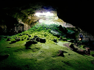 http://1.bp.blogspot.com/-dQRaVcY7rb4/US2WV9B2NgI/AAAAAAAADWc/6SM2RP_RjR4/s1600/lava_tube_cave_lava_beds_national_monument-normal.jpg