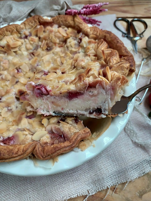 Receta de tarta de queso mascarpone con fresas y crumble de almendras. Tarta sbriciolata. Cheesecake. Postres para el día de la madre. Hojaldre Lidl Horno Cuca