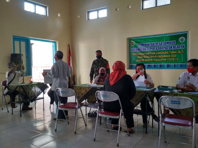 Babinsa Ceper Dampingi Pembagian BLT