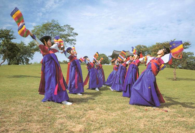 Instituto Sejong Barcelona Geommu (검무) La danza de espadas