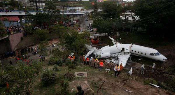 World, Plain, News, Crash, Honduras, Runway, Airport, America, Texas, Honduras plane crash – at least six injured as private jet crash lands and breaks in HALF